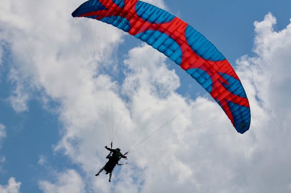 Vivez des sensations fortes : saut en parachute pas cher à 299 € !
